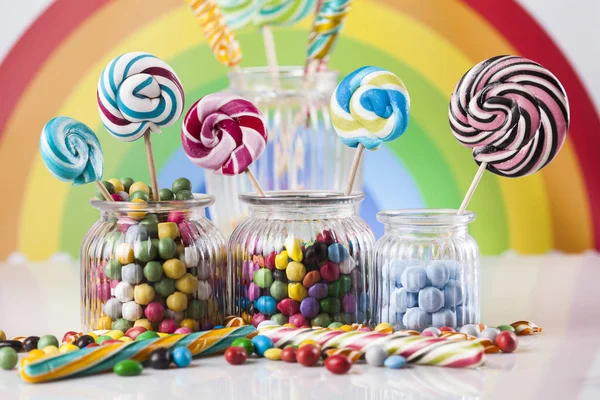 Kleurrijke lollies en verschillende snoepjes — Stockfoto