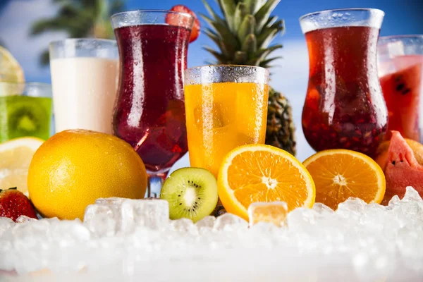 Bebidas de verano y frutas tropicales frescas — Foto de Stock