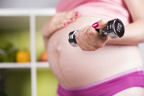 Беременная фитнес-женщина — стоковое фото