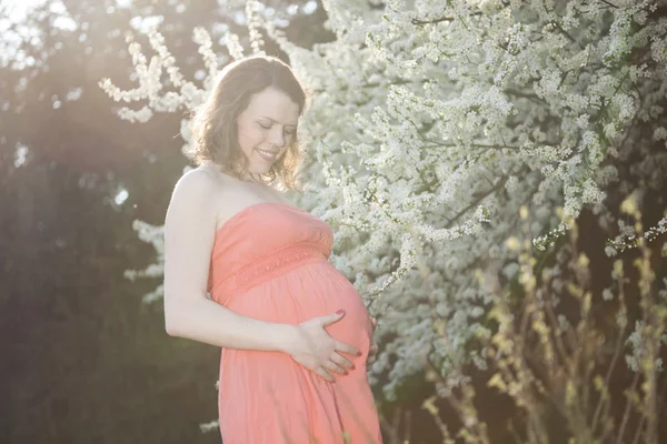 Güzel hamile kadın. 