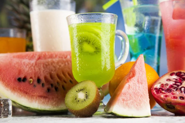 Yaz içecekler ve taze tropikal meyveler