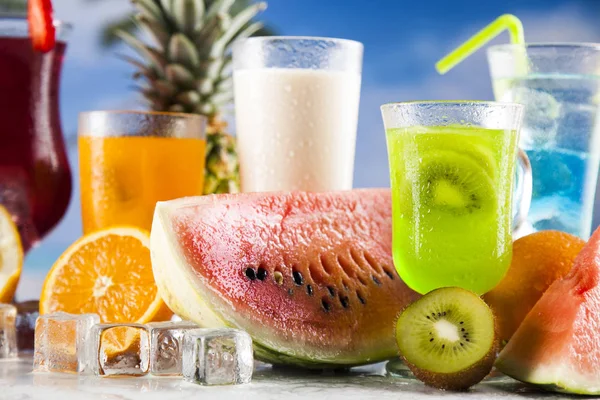 Yaz içecekler ve taze tropikal meyveler