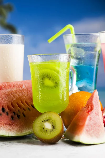 Літні напої та свіжі тропічні фрукти — стокове фото