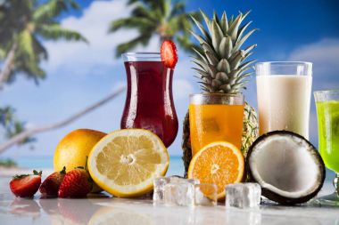 Yaz içecekler ve taze tropikal meyveler