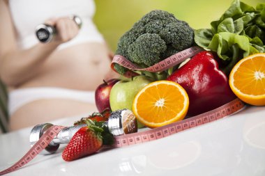 meyve ve sebze ile hamile kadın 