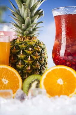 Yaz içecekler ve taze tropikal meyveler