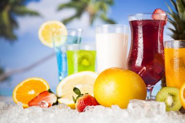 Yaz içecekler ve taze tropikal meyveler