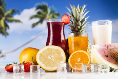 Yaz içecekler ve taze tropikal meyveler