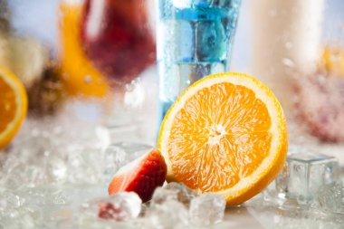 Yaz içecekler ve taze tropikal meyveler