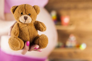 Oyuncak ayı ve Happy hamile kadın