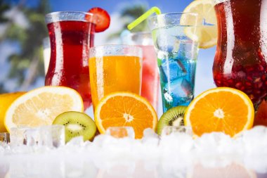 Yaz içecekler ve taze tropikal meyveler