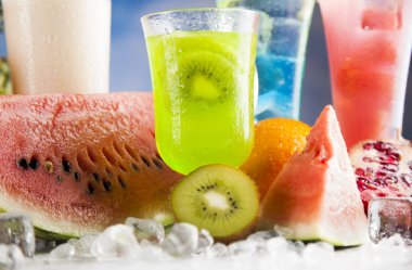 Yaz içecekler ve taze tropikal meyveler