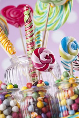 Kavanozlarda renkli şekerler 