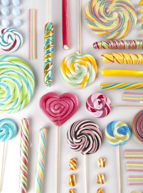 Renkli lolipop ve farklı şekerler 