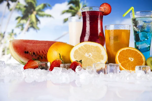 Zomer drankjes en vers tropisch fruit — Stockfoto