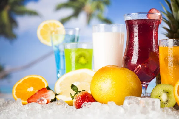 Latem napoje i świeże owoce tropikalne — Zdjęcie stockowe