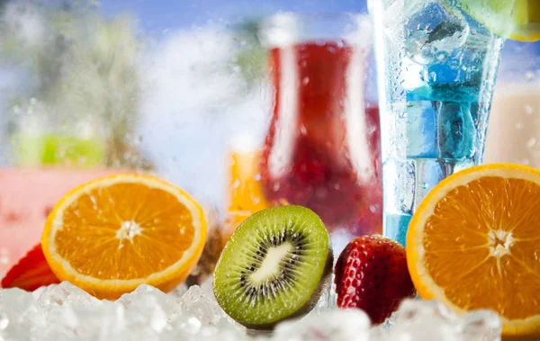 Sommar drinkar och färska tropiska frukter — Stockfoto