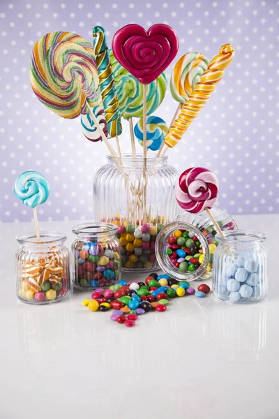 Dulces coloridos en frascos — Foto de Stock