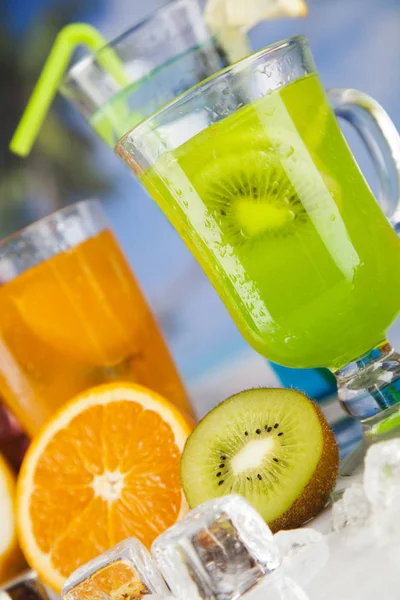 Summer drinks and Fresh tropical fruits — Stock Photo, Image