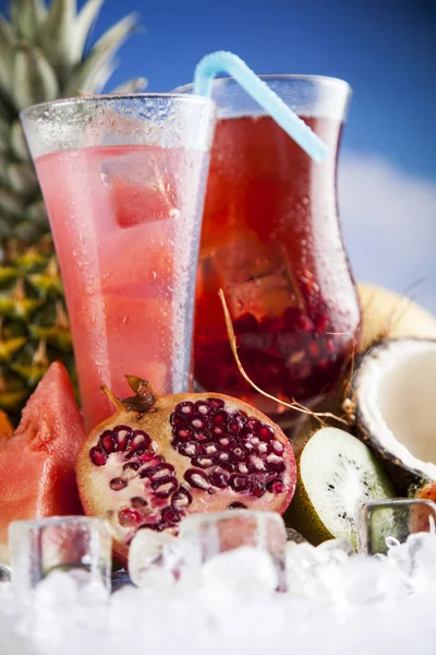 Bebidas de verano y frutas tropicales frescas — Foto de Stock