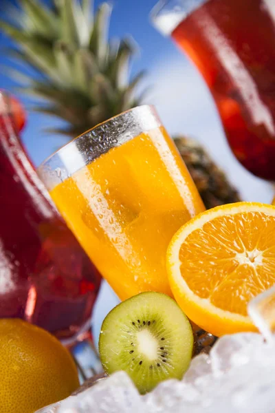 Yaz içecekler ve taze tropikal meyveler
