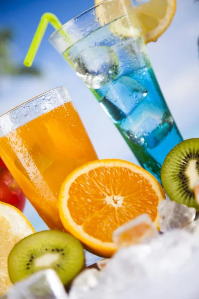 Yaz içecekler ve taze tropikal meyveler