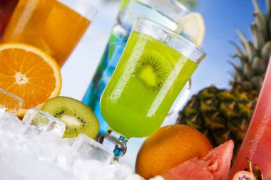 Yaz içecekler ve taze tropikal meyveler