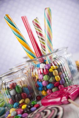 Kavanozlarda renkli şekerler 