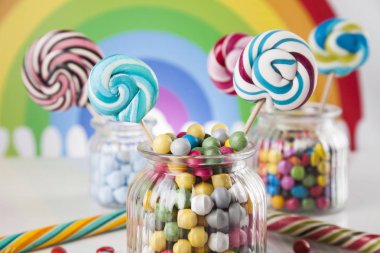 Kavanozlarda renkli şekerler 