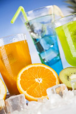 Çeşitli soğuk içecekler 