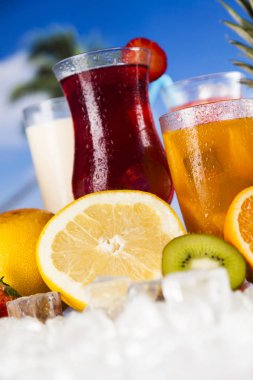 Yaz içecekler ve taze tropikal meyveler