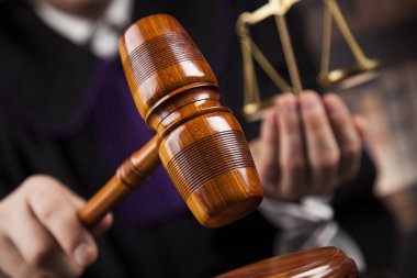 bir mahkemede erkek yargıç