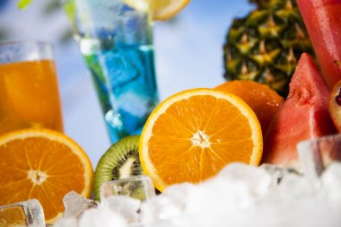 Yaz içecekler ve taze tropikal meyveler