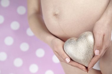 Sevimli bir hamile göbeğini kapat.