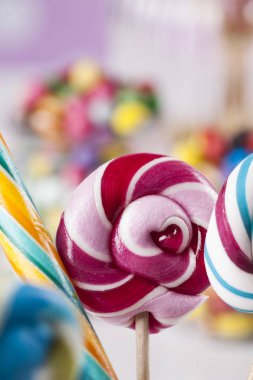 Kavanozlarda renkli şekerler 