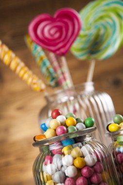 Kavanozlarda renkli şekerler 