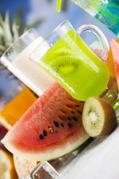 Letní nápoje a čerstvé tropické ovoce — Stock fotografie