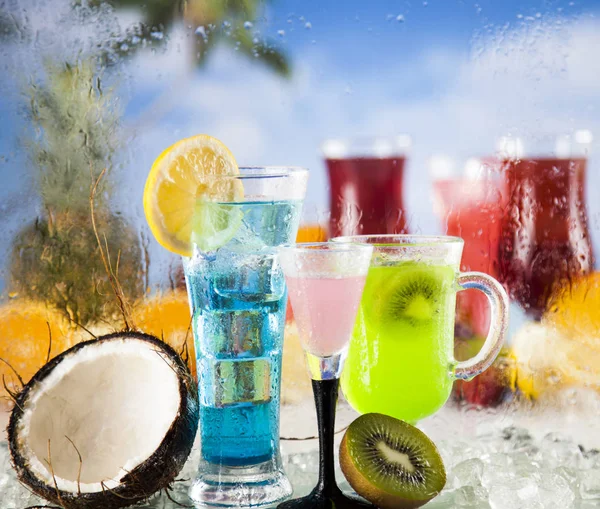 Summer drinks and Fresh tropical fruits — Stock Photo, Image