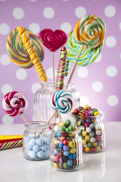 Kavanozlarda renkli şekerler 