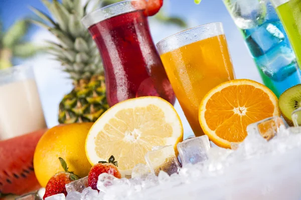 夏季饮料和新鲜热带水果 — 图库照片
