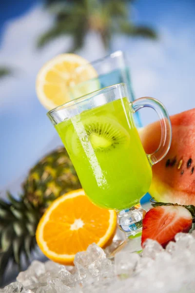 Summer drinks and Fresh tropical fruits — Stock Photo, Image