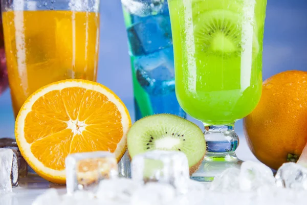 Nyáron italok és friss trópusi gyümölcsökkel — Stock Fotó