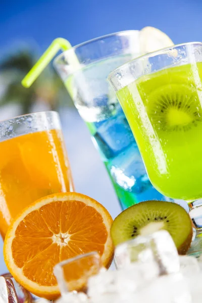 Yaz içecekler ve taze tropikal meyveler