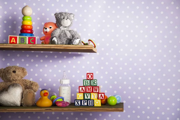Brinquedos no quarto nas prateleiras — Fotografia de Stock