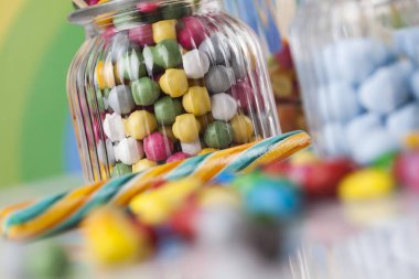 Farklı renkli tatlılar  