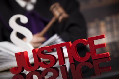 bir mahkemede erkek yargıç