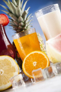 Yaz içecekler ve taze tropikal meyveler