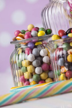 Kavanozlarda renkli şekerler 