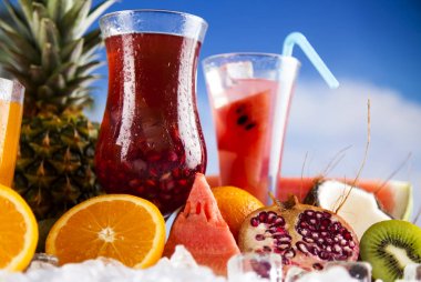Yaz içecekler ve taze tropikal meyveler