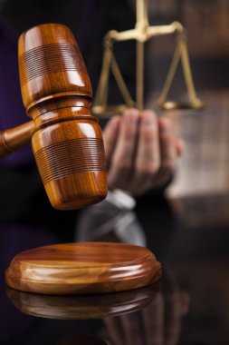bir mahkemede erkek yargıç